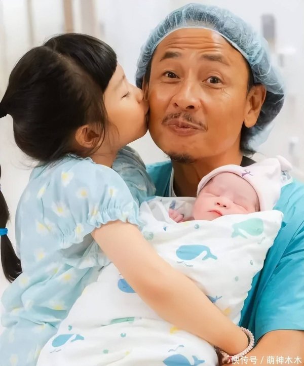 财新网 港星黄泽锋58岁妻子产女！年过五旬连生二胎，差点因并发症送命